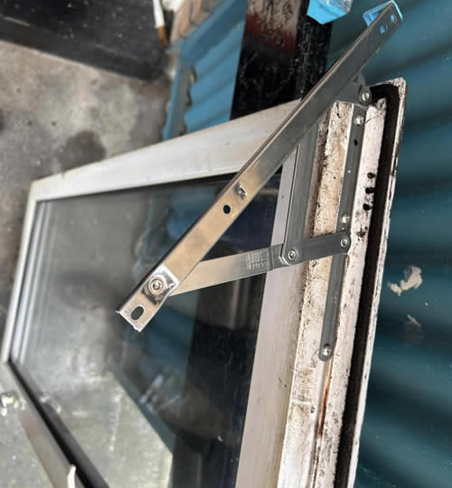 Westhoughton upvc window hinge fixed and back working